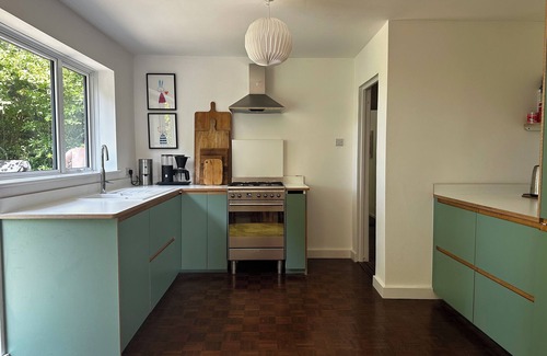 Hastings Cottage | MID-CENTURY MODERN, pet friendly, with a garden in Hastings