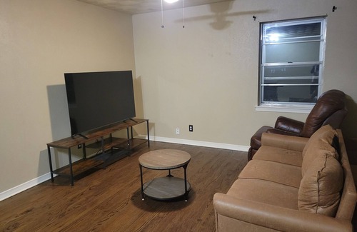DeSoto House | Mid-Term Rental in DeSoto - 3BD/2BA - Dedicated Workspace