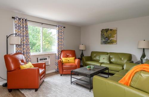 Kettering Apartment | Midcentury Modern 2br Comfort Near The Greene!