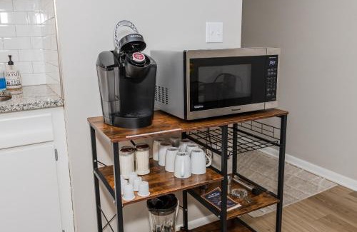 Kettering Apartment | Midcentury Modern 2br Comfort Near The Greene!