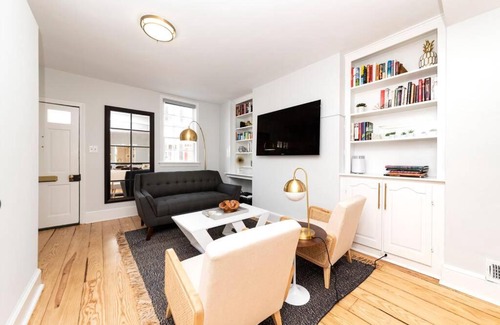 Historic District House | * Midcentury Modern Getaway * Prime Location *