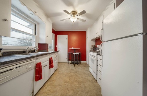 Mayo Meadow House | Midtown Marvel near all Tulsa hot-spots