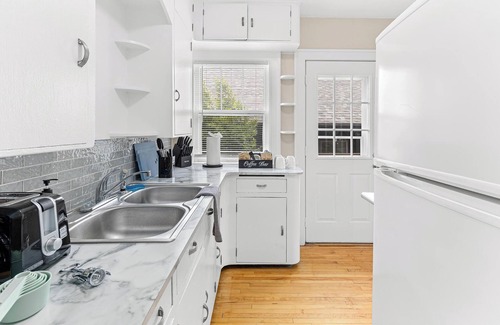 Midway House | Midway Marvel: Central Location, Walk to Light Rail, Fast WiFi, Free Parking