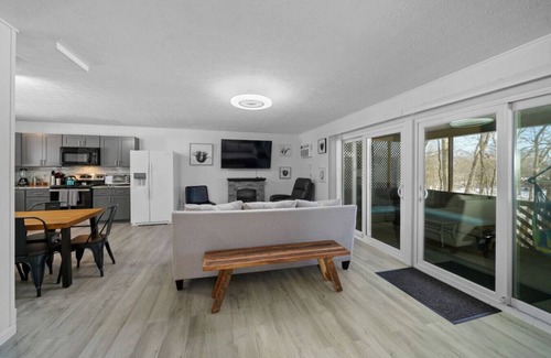 Streetsboro House | Mighty Duck At Heron Hill Retreat Hot Tub On Lake!