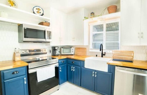 Alamo Heights House | Mil TDY Per Diem Match! Entire House; Pet-Friendly