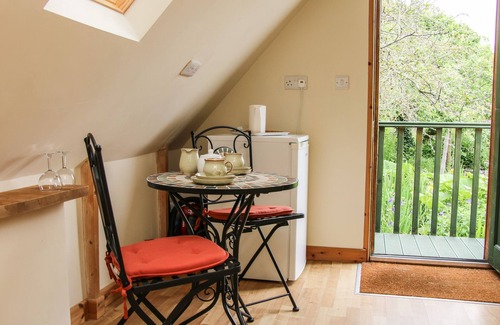 Munslow Cottage | MILFORD TREE TOPS, romantic, with a garden in Craven Arms