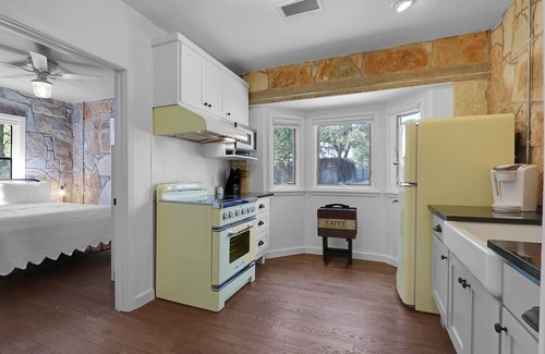 Dripping Springs Cottage | Milk Bath Springs | Pet-Friendly Historic Downtown Cottage