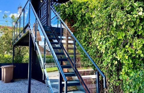 Dunbridge House | Mill Farm Barn in Hampshire -Stunning Garden River