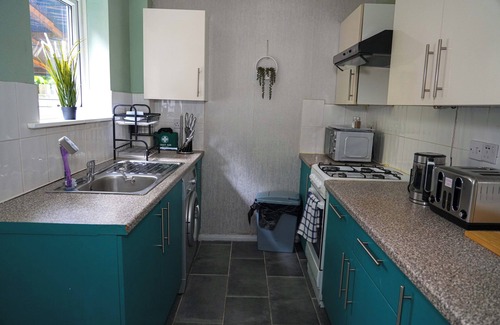 Bletchley House | Milton Keynes Home - Sleeps 4 - Parking