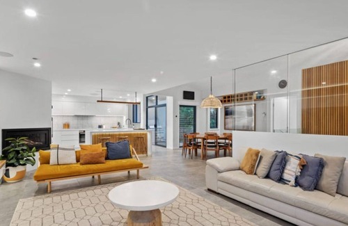 Hyams Beach House | Mimosa House - 250m to Chinamans Beach in Jervis Bay!