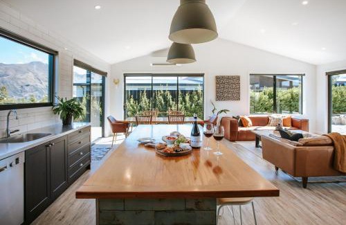 Wanaka House | Minaret Ridge - Family Friendly - Sleeps 8 - Mountain Views - Close to Lake
