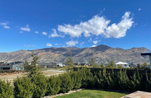 Wanaka House | Minaret Ridge - Family Friendly - Sleeps 8 - Mountain Views - Close to Lake