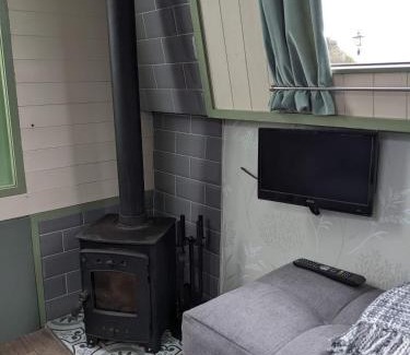 Tring Boat Rental | Mini Escape - 2 Berth Narrowboat on the Grand Union, Hertfordshire