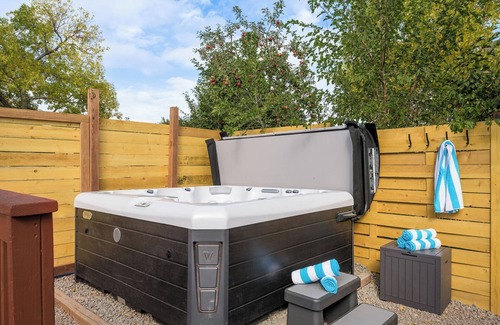 Arvada Plaza Area House | Mini Golf Fire Pit Hot Tub, Game House for 14