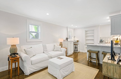 West Alameda House | Minimalistic Garden Level 1B/1B Victorian Cottage in Alameda