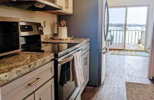 Maple Lake Cabin | Mink Lake Cabin: lakeside, peaceful, homey