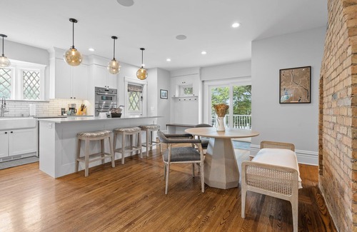 Uptown House | MINNeSTAY* Lakeside Luxe | Putting Green | Lake