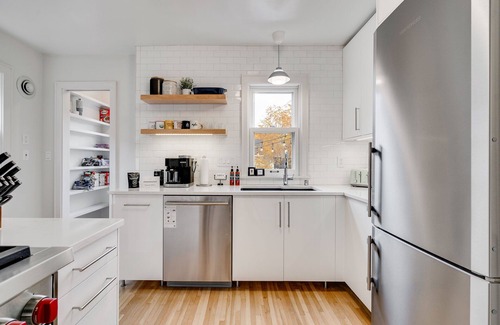 Hale House | MINNeSTAY* Nokomis Blue | Quiet