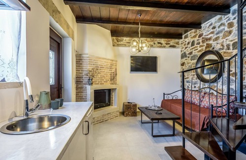 Agriles Apartment | Minos Country Living maisonette with private pool