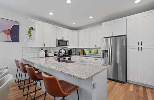 University Hills and Windsor Park House | Mins 2 Formula 1/Lux Retreat