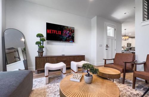 University Hills and Windsor Park House | Mins 2 Formula 1 Lux Retreat