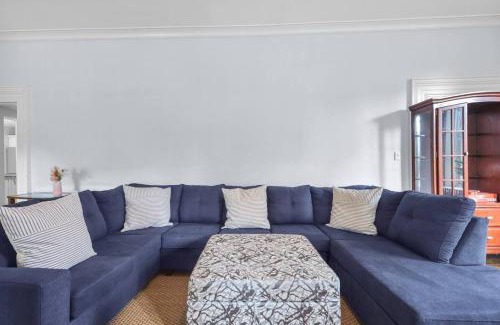 Cobourg House | Mins to Beach Downtown 5BR w Pool Patio and BBQ