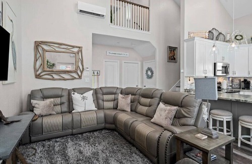 Terramar Beach House | Mins to Beach | Sleeps 7 | Large Deck