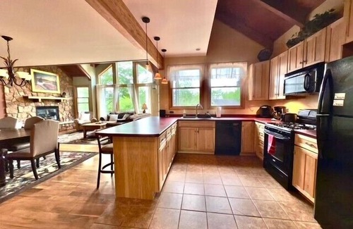 Davis Cabin | Mins to Downtown Davis! Pool Access! Dog friendly!