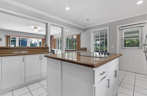 El Portal House | Mins to Downtown - Pool - Free Parking