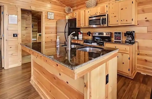 White Oak Lodge Cabin | Mins to DT Gatlinburg~ Hot Tub~ Community Pool
