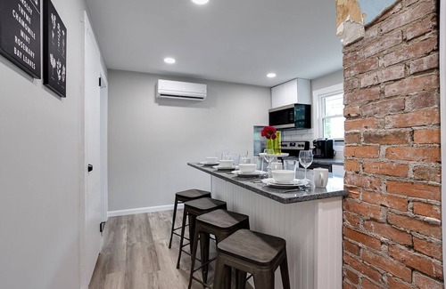 Lexington House | Mins to UK- Rupp- Kroger Field- Blocks away to UK & ST Joes Hospital-