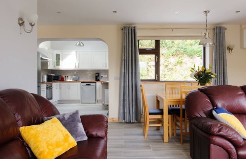 Tully Apartment | Mins walk from the beach. Great Location
