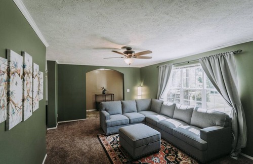 Logan House | MINUTES AWAY FROM THE CAVES, HOUSE WITH A POOL