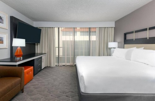 Park Central Hotel | Minutes to Dallas Arboretum and Botanical Garden! FREE Onsite Parking!
