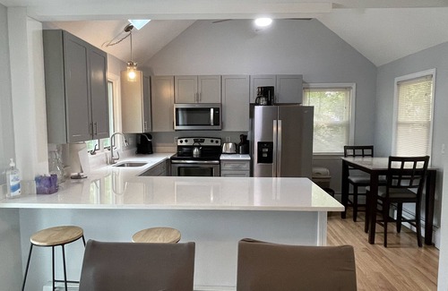 East Falmouth House | Minutes to Menauhant Beach - July & August AVAILABILITY clubhouse heated pool.