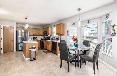 Polaris House | Minutes to Polaris Mall, Cozy 3bd Home, Large Backyard w/Games