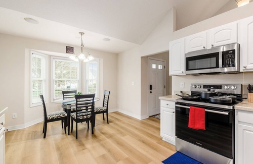 Lewis Center House | Minutes to Polaris Mall, New Stainless Steel Appliances + Flooring, Spacious 3bd