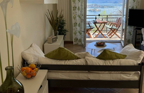 Campino Apartment | Miralago apartment with amazing lake view in Stres