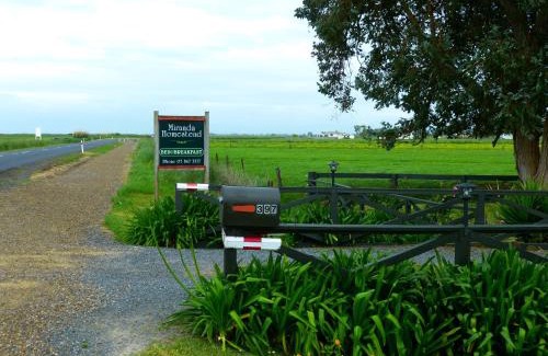 Waitakaruru Bed & Breakfast | Miranda Homestead B&B