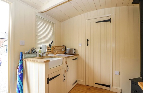 Moreton-in-Marsh Cottage | MITFORD GYPSY HUT, romantic, with open fire in Moreton-In-Marsh