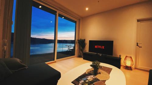 Brumunddal Apartment | MJOS TOWER Suite - Lovely lake view