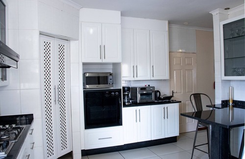 Gaborone Bed & Breakfast | Mmaset Houses 3-bedrooms with free breakfast and parking
