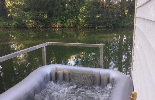 Seurre Boat Rental | Mobil-home flottant SEURRE vue panoramique sur l'eau jacuzzi privé en option