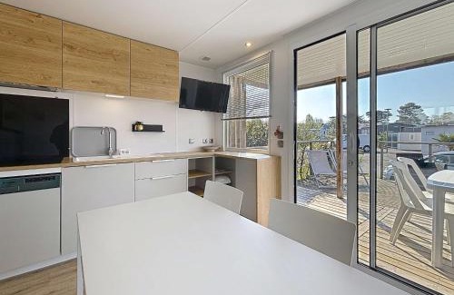 Jullouville-les-Pins House | Mobil-home Grand Confort à 200m plage, camping avec piscine, terrasse, WiFi inclus - 4 pers. - FR-1-361A-37