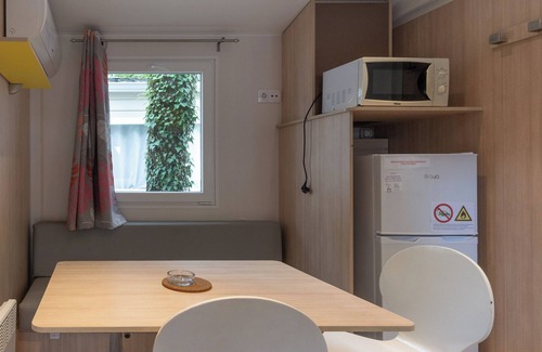 Lavilledieu House | Mobile Home 'A - 1-4 Pers' with Shared Pool, Private Terrace and Shared Garden