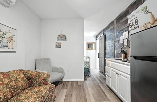 Sayles Blvd. Area House | Mockingbird Lane – Cozy Rustic Retreat