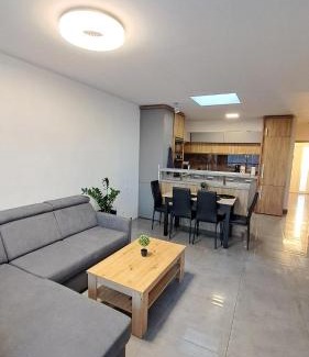 Slovensky Grob Apartment | Moderný 3 izbový dom so záhradou a terasou blízko Bratislavy