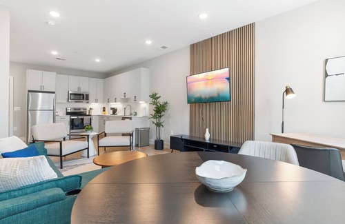 Northern Liberties Apartment | Modern 1-BD w/King Bed - Pier and Harbor Views! - Near Old Citynn