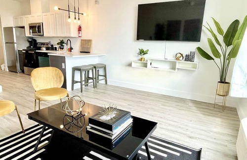 Central Business District Apartment | Modern 1 Bdrm King-mins to NYC,EWR,PRU,NJPAC, Dwntwn Newark, MetLife