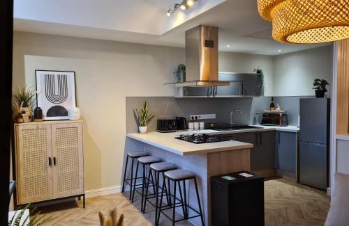 Crynant Apartment | Modern 1 bed apartment next to beach and golf course
